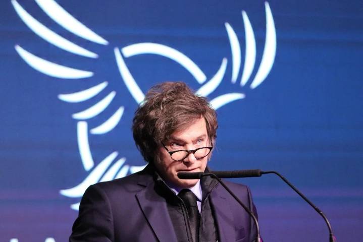 Javier Milei: "La sociedad va a volver a reflexionar y este 26 de octubre va a pintar de violeta el país"