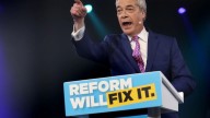 El ultraderechista Farage promete deportar de Reino Unido a las afganas exiliadas de vuelta al Afganistán de los talibán