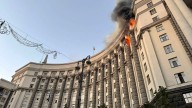 Un ataque aéreo de Rusia alcanzó la sede del gobierno en Kiev