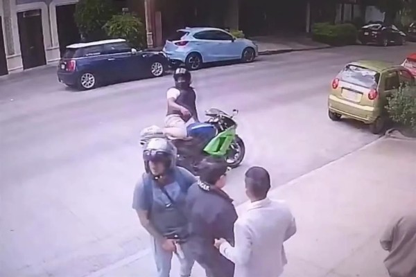 Asaltan dos motociclistas a cuatro hombres en la Del Valle