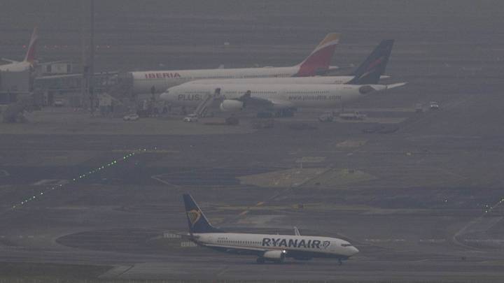 Aena aconseja consultar vuelos por el aviso rojo de lluvias torrenciales