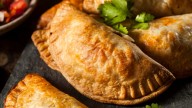 Chau al aceite: el truco para cocinar empanadas al horno y que queden doradas, como si fueran fritas