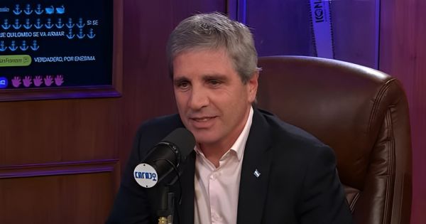 Caputo minimizó la suba del dólar y sorprendió con una increíble coincidencia con Cristina