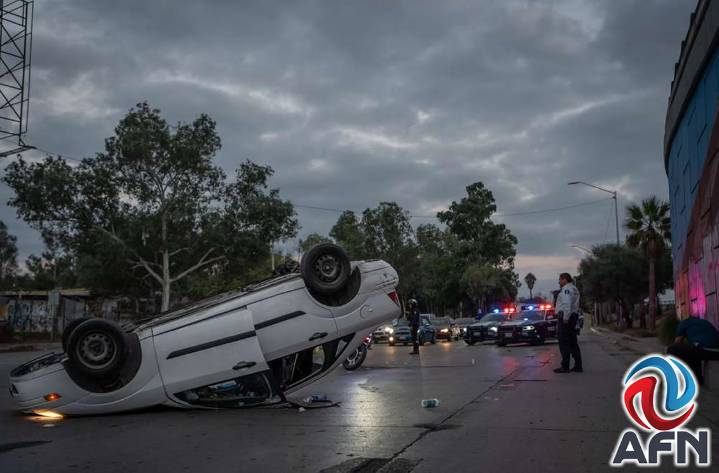 Conductor volcó su auto en la vía rápida Poniente