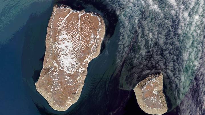 La frontera en medio del océano que separa a dos potencias y una isla con 21 horas de diferencia horaria