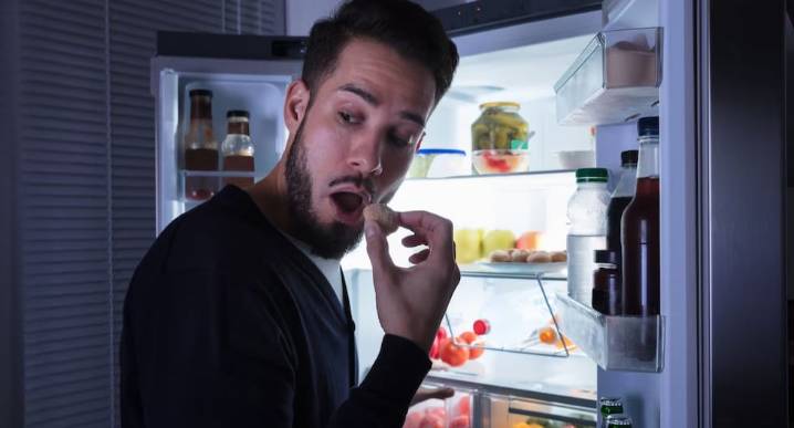 Comer para vivir: Por qué algunas personas se levantan a comer de noche