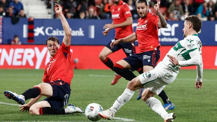 El Elche sigue sumando con el regalo de Sergio Herrera en El Sadar