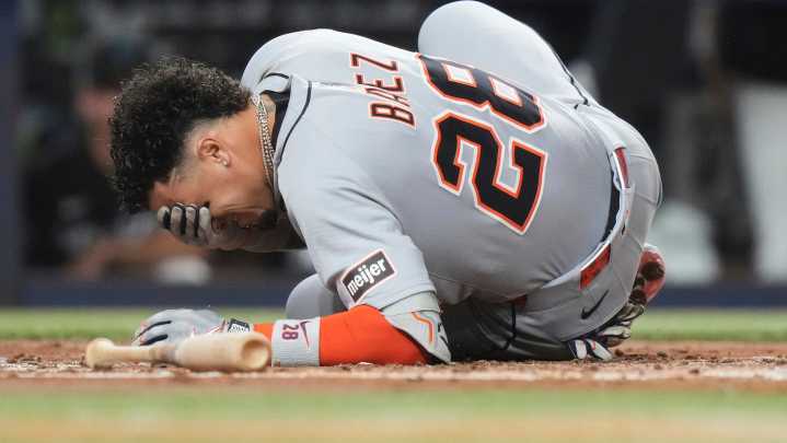 Tigers' Javier Báez leaves game after fouling ball off his forehead
