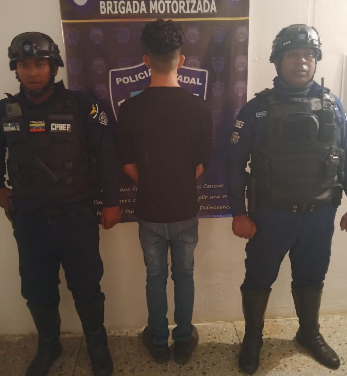 ¡Detenido en el Súper 900! Hombre agrede brutalmente a empleada en un violento incidente.