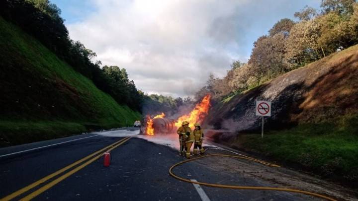 Volcadura de pipa de gasolina deriva en incendio en la autopista México
