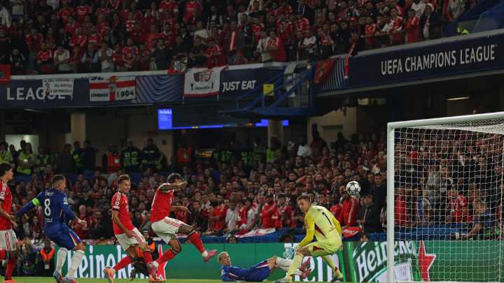 Video | Richard Ríos, con el Cristo de espaldas: marcó este autogolazo en la visita del Benfica al Chelsea en la Liga de Campeones