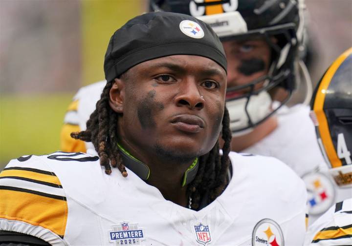 Steelers’ Kaleb Johnson makes bizarre special teams gaffe against Seahawks