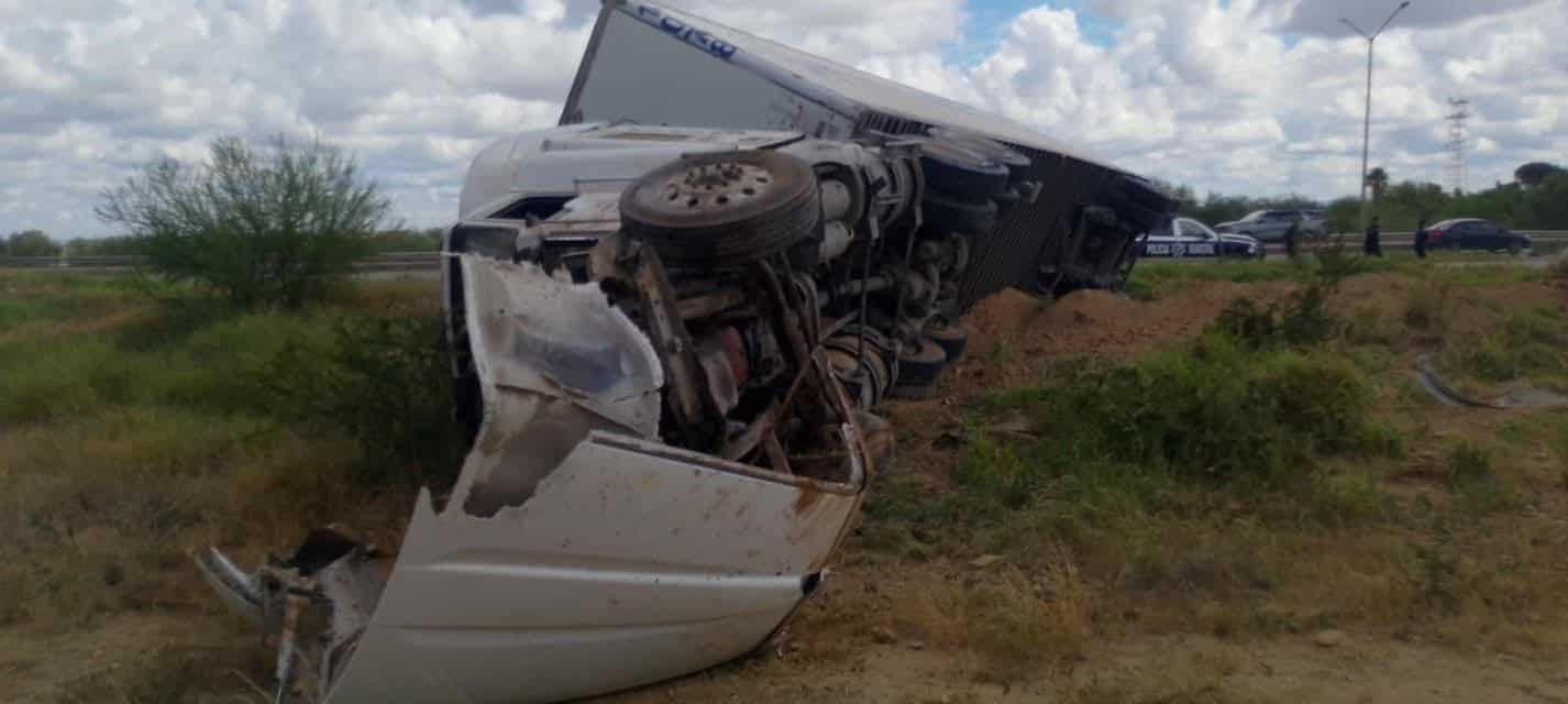 Tráiler de Breca sufre accidente en la carretera federal 57 en Sabinas