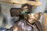 «Retiran escultura de Trump y Epstein tomados de la mano en Washington DC»