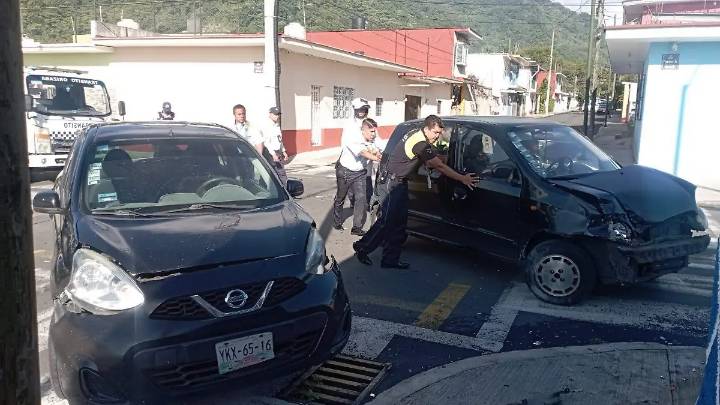 Choca automóvil Atos contra un Nissan March en Norte 5