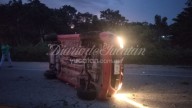 Aparatosa volcadura en el periférico Buctzotz-Tizimín; ocupantes huyeron del lugar