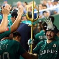 Seattle's Raleigh breaks Mantle's MLB switch
