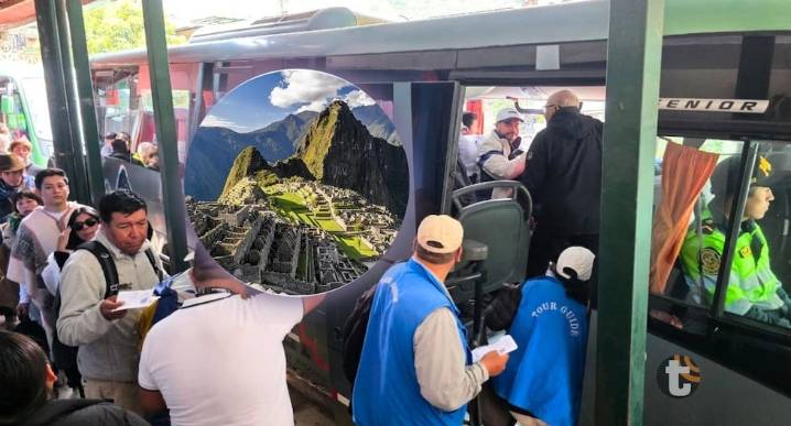 Se reanuda traslado de turistas a Machu Picchu: Policías se ven obligados a acompañar buses Caos y desorganización en la ruta Machu Picchu Pueblo - ciudadela de Machu Picchu, parece solucionarse luego