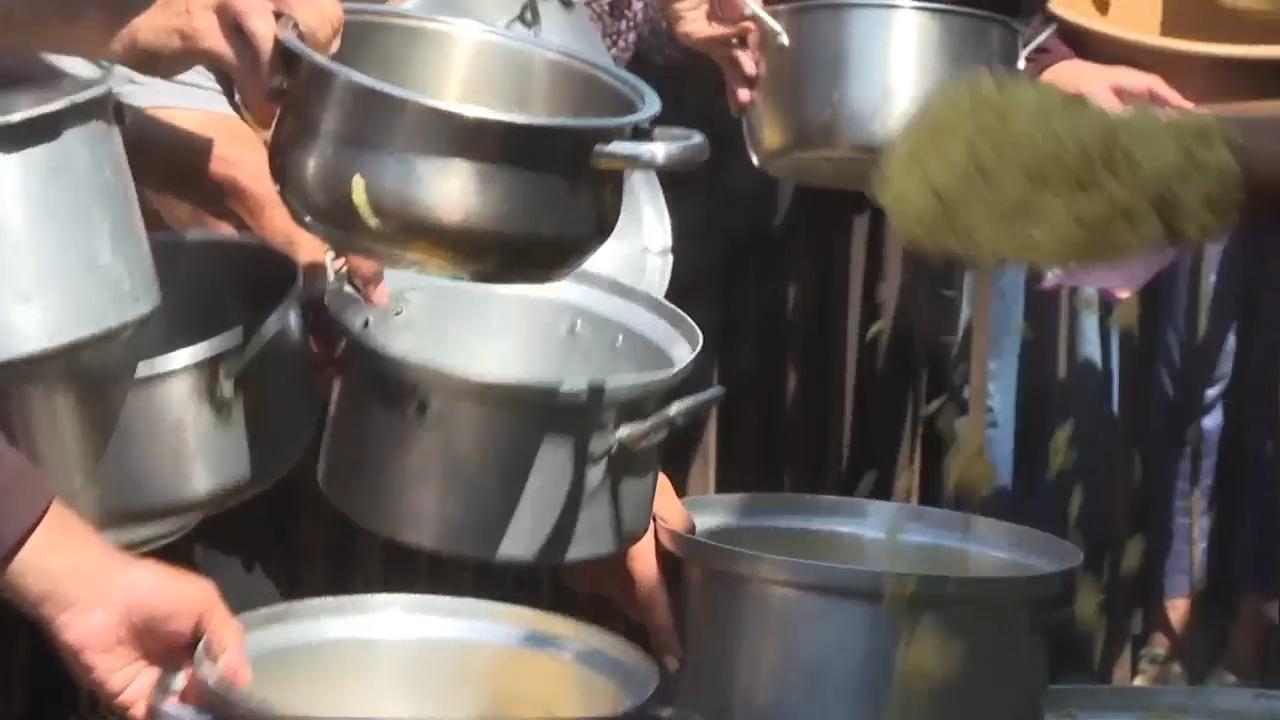 Charity distributes hot food to displaced Palestinians in Khan Younis