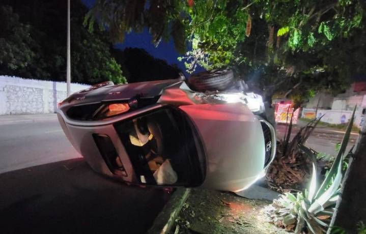 Honda termina de cabeza en plena avenida Nichupté tras volcadura