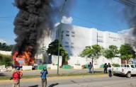 Queman tres camionetas frente a Palacio de Justicia de Iguala por caso Ayotzinapa
