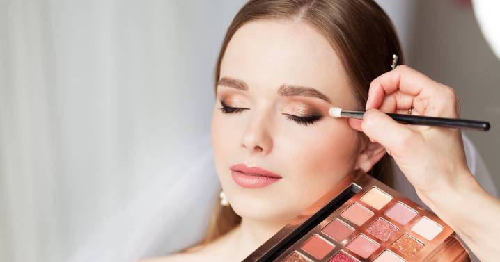 Makeup artist arrives at wedding and is floored after spotting who bridesmaid is