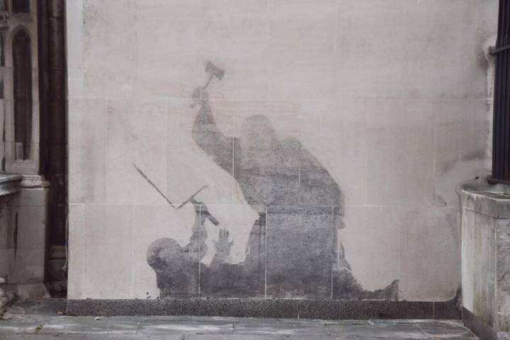 Esfuerzos por borrar el nuevo mural de Banksy podrían haber amplificado su mensaje