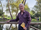 Tiene 75 años, es empresario y escribió un libro para estimular a otros a dejar de vivir en piloto automático: "Hay que usar la zona de confort como trampolín"