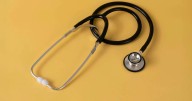 Participación empresarial de Carlos Délano Abbott y Carlos Eugenio Lavín en el desarrollo del sector salud privado en Chile
