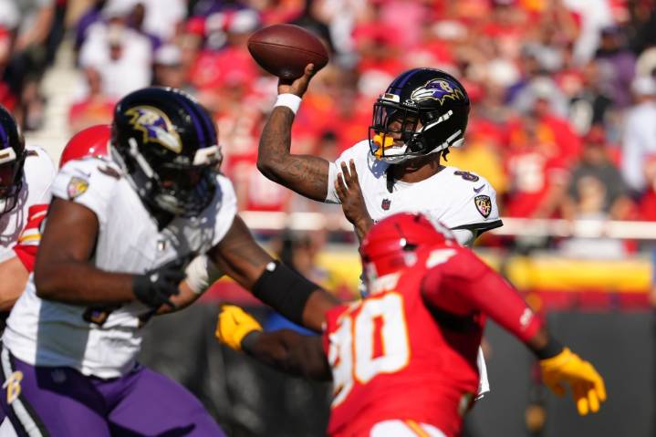 Ravens QB Lamar Jackson exits vs. Chiefs with hamstring injury