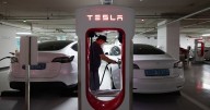 La acción de Tesla se dispara tras compras de Elon Musk, pero Wall Street sigue dividido