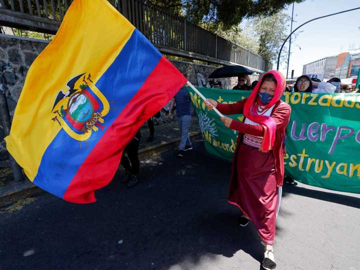 Un manifestante muerto y 17 militares secuestrados tras una jornada de violentas protestas en Ecuador
