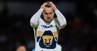 Aaron Ramsey hace el ridículo y falla de manera increíble su primer penalti con Pumas (VIDEO)