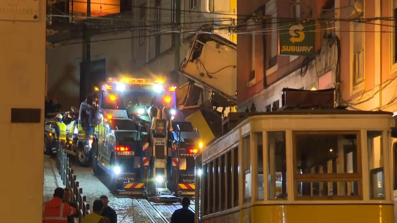 Crews begin removing wreckage of famed Lisbon street car that derailed and crashed