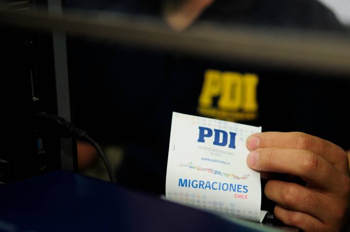 Detectives PDI Chillán fiscalizan a 36 extranjeros y detienen a ciudadano con orden pendiente y resolución de expulsión del país.