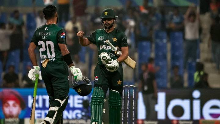 Pakistan fight past Sri Lanka by five wickets to stay afloat in Asia Cup