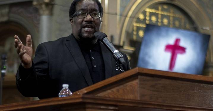 Chicago churches urge calm resistance ahead of expected federal intervention