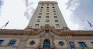 En su centenario, la Torre de la Libertad ilumina la memoria de Miami