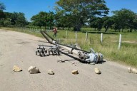 Tres comunidades de Palizada siguen sin luz por caída de poste de alta tensión