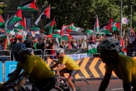 Manifestantes pro-Palestina interrumpen la Vuelta a España