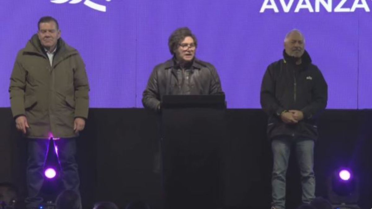 En un clima de tensión, Javier Milei cierra la campaña de La Libertad Avanza en Provincia