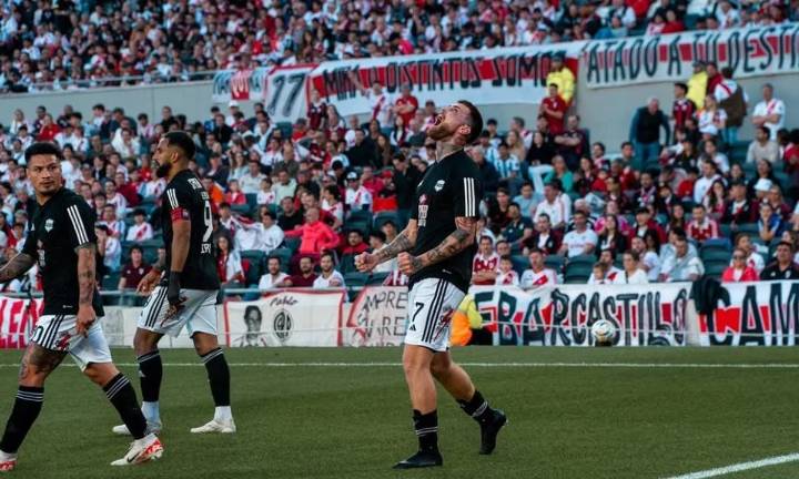 Deportivo Riestra venció 2-1 a River en el Monumental y se afianzó como líder del Grupo B