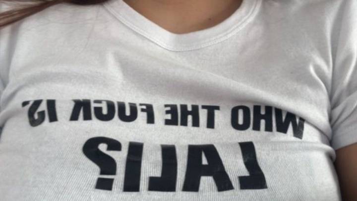 Joven denunció que fue golpeada en el tren por llevar una remera de Lali: su relato
