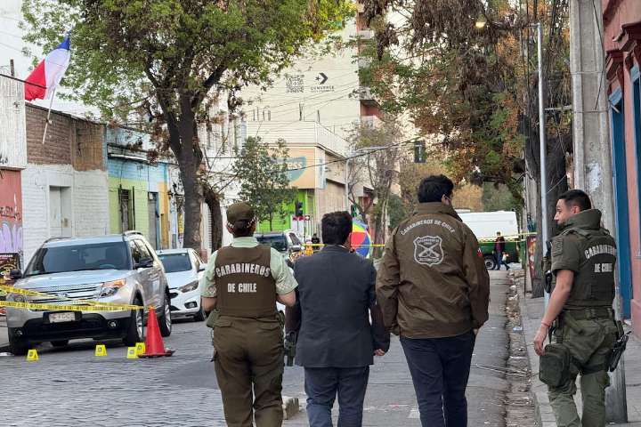 Hombre dispara en la cara a transeúnte en Barrio Yungay: fue repelido por Carabineros tras el ataque