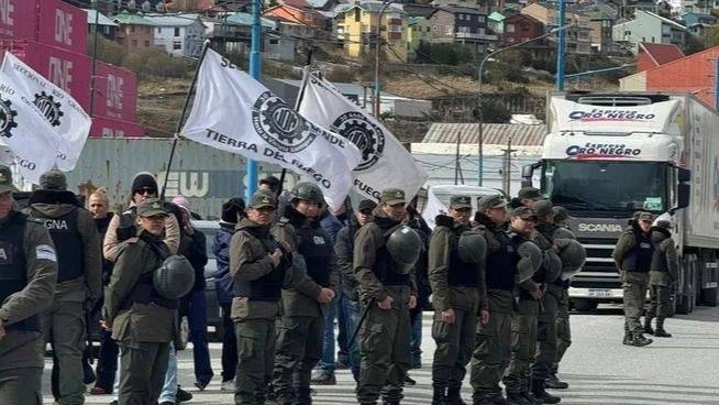 Javier Milei llegó a Tierra del Fuego en medio de marchas opositoras