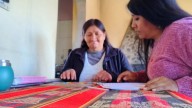 Cuando la hija se volvió maestra: la historia de la mendocina que les enseñó a sus padres a leer y escribir
