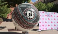 Inauguran exhibición de las esferas monumentales de Mata Ortíz en el centro de El Paso