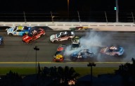 Broadcaster Left Screaming “Throw the Caution” as Driver Goes Unattended After Horrifying Crash Broadcasters erupted at Jacksonville Speedway after driver’s flip went unattended for laps, sparking out