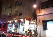 Un incendio quema un edificio, deja heridos y obliga a desalojar el bloque entero