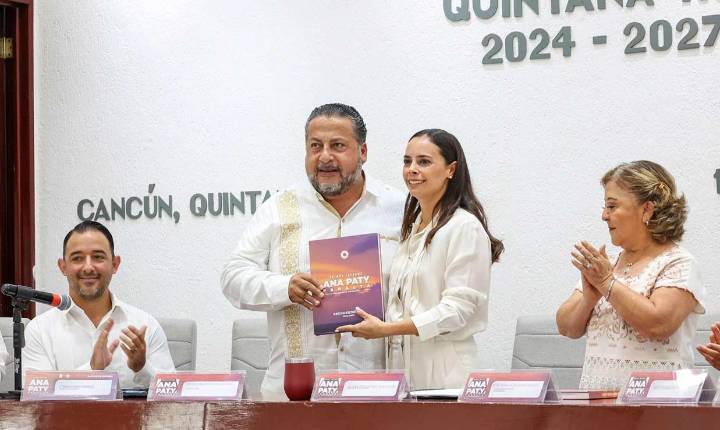 Entrega Ana Paty Peralta documento legal de Informe Anual a Cabildo